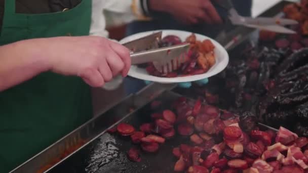 Salsichas fatiadas são cozidas no mercado de churrascos. 4K — Vídeo de Stock