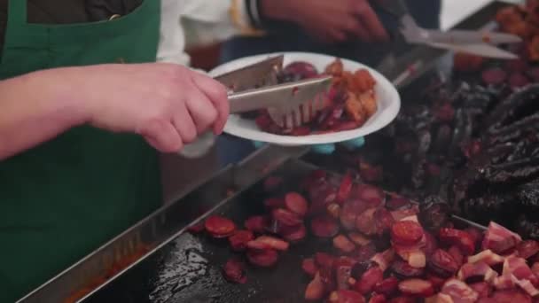 Las salchichas en rodajas se cocinan en el mercado de la barbacoa. 4K — Vídeo de stock