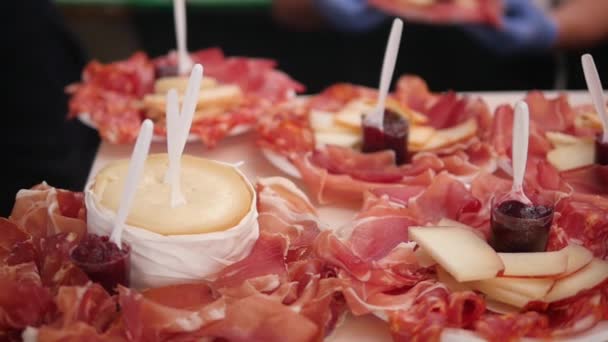 Lisszabon, Portugália április 29: Ízű sajtok, Jamón a piacon a lisszaboni — Stock videók