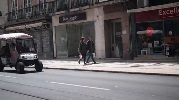 Лиссабон, апрель 2018 года, Praca da Figueira. Привлекательная улица в старом Лиссабоне . — стоковое видео