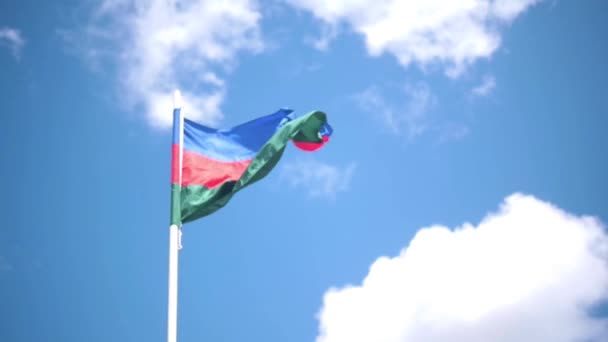 Bandeira Nacional Azerbaijão Acenando Vento Contra Pôr Sol Céu Fundo — Vídeo de Stock