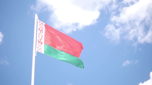 Drapeau de Biélorussie agitant le ralenti 3D rendu fond de ciel bleu - boucle sans couture 4K — Video