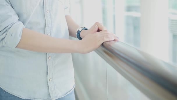 Passaggio passeggero e carrello in aeroporto in sfocatura. Folle di persone all'aeroporto . — Video Stock