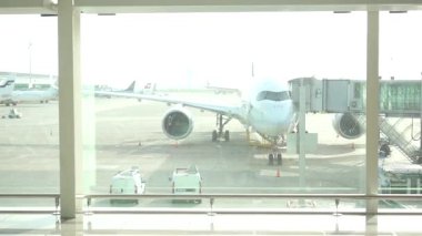 Güzel bir kız bir uçak için geç oldu. Havaalanı terminal bir sırt çantası içinde bir elbise ile çalışır