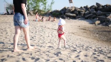 Anne ve kızı yürüyüş ve sahilde oynarken