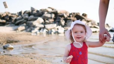 Anne ve kızı yürüyüş ve sahilde oynarken