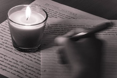 Mum ışığında akşam çalışma. Gizemli ruh hali. İngiliz tarihinin içinde belgili tanımlık geçmiş.