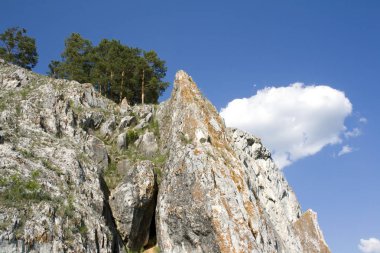Beyaz bulutların üzerinde Urallar dağlar