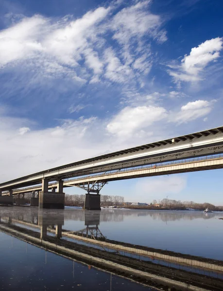 Nehir Üzerinde Köprü Mavi Gökyüzü Beyaz Bulutlar — Stok fotoğraf