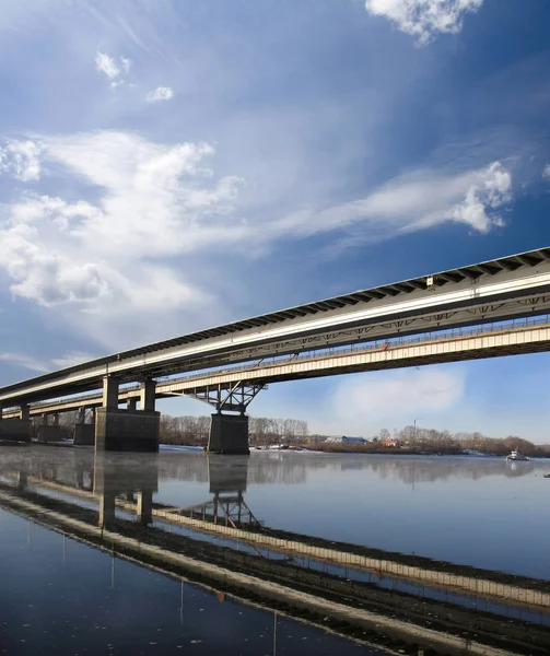 Мост Над Рекой Голубое Небо Белые Облака — стоковое фото