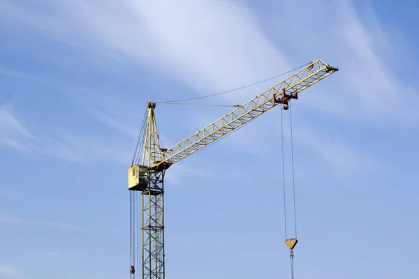 Elevando Guindaste Uma Área Construção — Fotografia de Stock