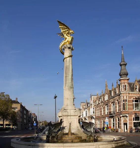 オランダで泉と記念碑 — ストック写真