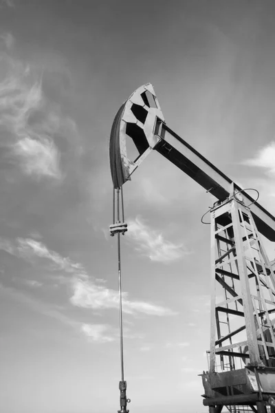 Нефтегазовая Промышленность Работа Нефтяного Насоса Нефтяном Месторождении Черно Белое Фото — стоковое фото