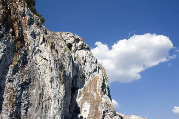 蓝蓝的天空云层上方山 — 图库照片