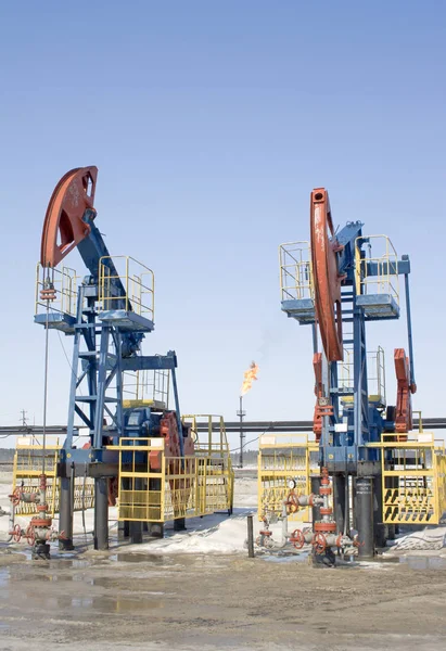 オイルポンプと Gasl のトーチ 石油産業 ガス業界 青い空 — ストック写真