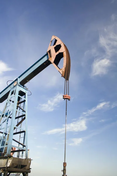 Und Gasindustrie Arbeit Eines Ölpumpenhebers Auf Einem Ölfeld Blauer Himmel — Stockfoto