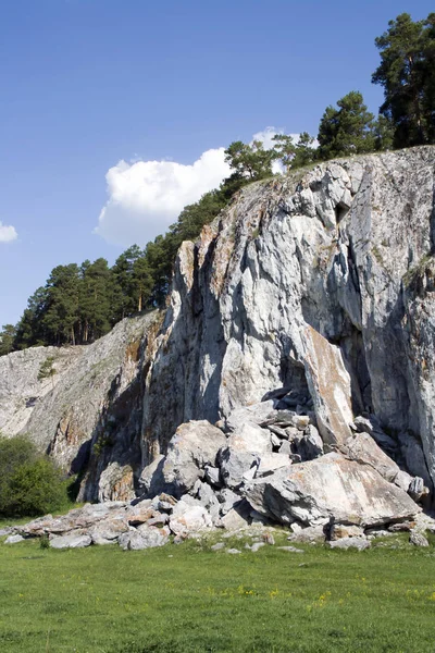 乌拉尔山 岩石上的松树 — 图库照片