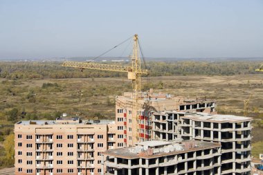 yapım aşamasındaki bina. Yükseltici vinç