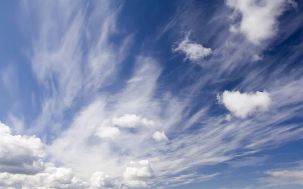 Cielo azul y nubes blancas. Viento — Foto de Stock