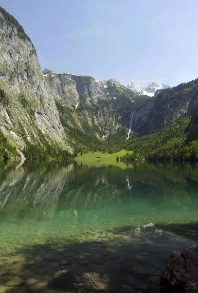 Lago y cascada en la montaña Alpes — Foto de Stock