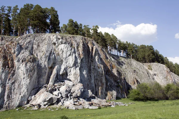 Urální hory. Letní krajina. Rock — Stock fotografie