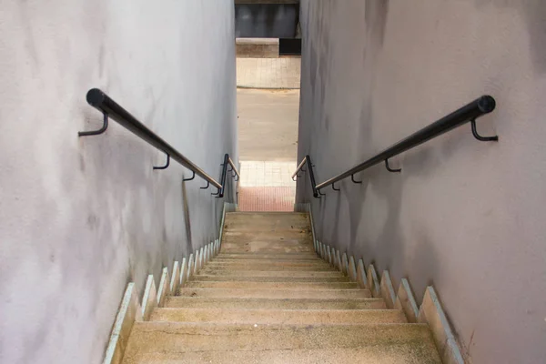 Uma Rua Estreita Uma Escadaria Que Leva Cidade — Fotografia de Stock