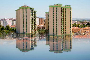 Yüksek binalar ile bölgesinin ayna etkisi.