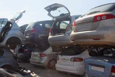 Arabalar, otomobil kırık bir mezarlık yedek parça satmak.