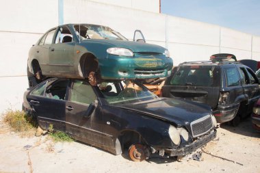 Arabalar, otomobil kırık bir mezarlık yedek parça satmak.