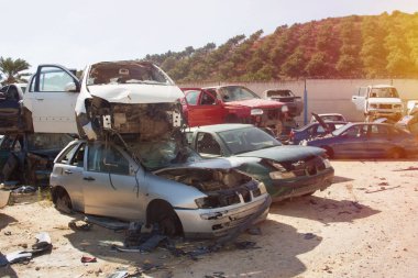 Arabalar, otomobil kırık bir mezarlık yedek parça satmak.