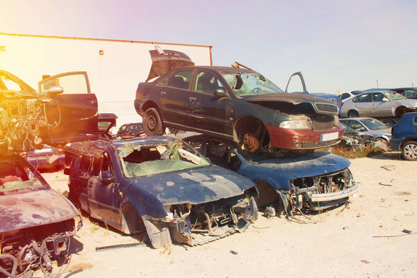  Кладбище машин, сломанные машины продаются на запасных частях
.