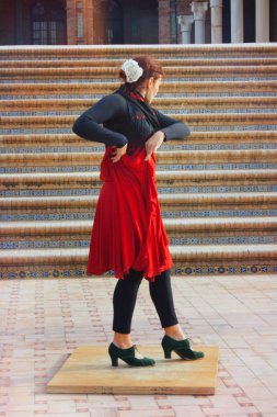 Turistler ve yayaları Merkezi, Seville.Spain, Sevilla, Şubat 2018 yılında Flamenko dansçısı gerçekleştirir.