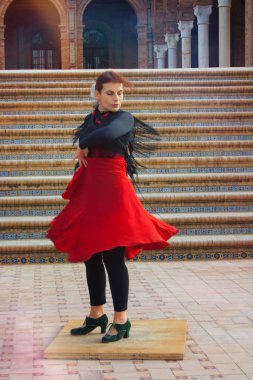 Turistler ve yayaları Merkezi, Seville.Spain, Sevilla, Şubat 2018 yılında Flamenko dansçısı gerçekleştirir.