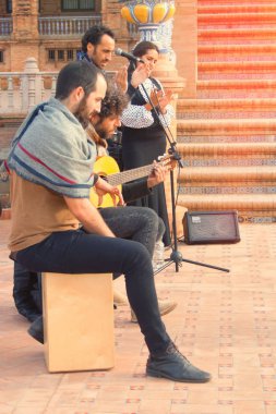 Flamenko sanatçıları dans ve şarkı içinde Plaza de espaa grubu. İspanya, Sevilla, Şubat 2018