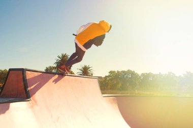 adam bir scooter üzerinde aşırı bir sıçrama yapar