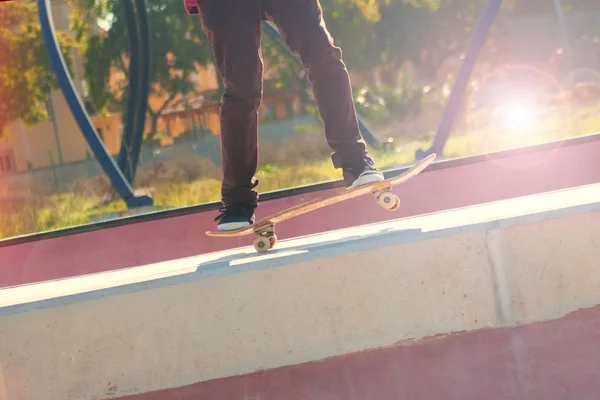 Adolescente Skatista Corajosamente Faz Saltos Extremos Skate — Fotografia de Stock