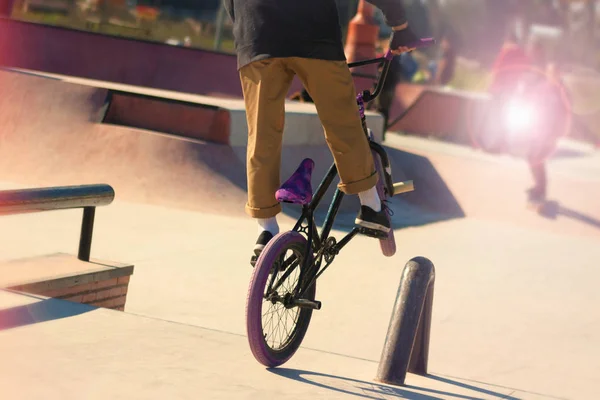 Cara Fazendo Salto Extremo Bicicleta — Fotografia de Stock