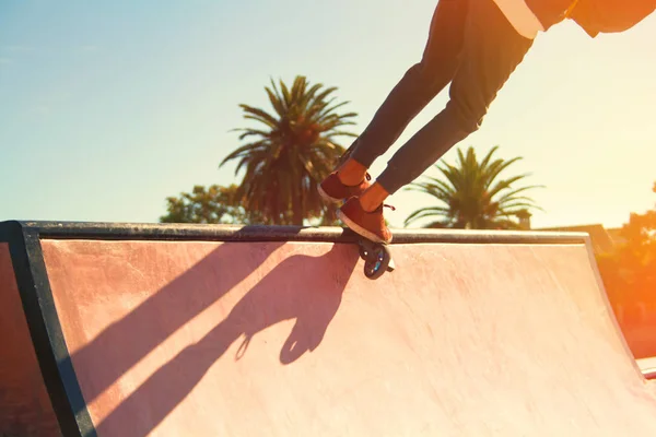 Cara Faz Salto Extremo Uma Scooter — Fotografia de Stock