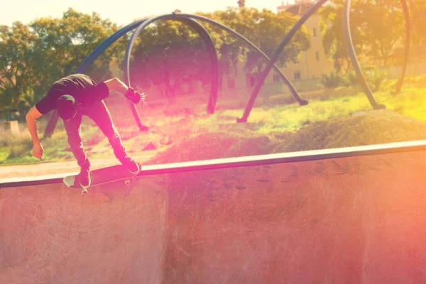 Tiener Skateboarder Maakt Stoutmoedig Extreme Sprongen Een Skateboard — Stockfoto