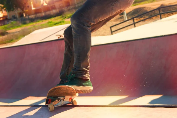 Teenage Skateboarder Audazmente Hace Saltos Extremos Monopatín — Foto de Stock