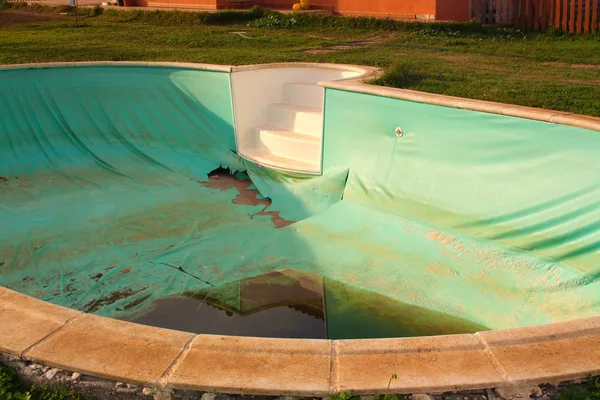 Antigua Piscina Abandonada Con Agua Sucia —  Fotos de Stock