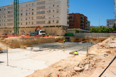 Yüksek katlı bir binanın inşasının temelinin atılması üzerine çalışmalar