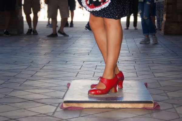 Detalhe Dos Pés Dançarino Flamenco Apresentando Uma Rua Uma Cidade — Fotografia de Stock