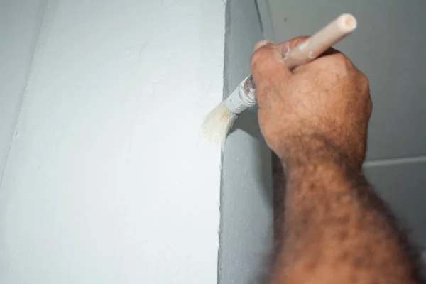 Ręka Człowieka Pędzlem Malowanie Ściany Kolorze Białym — Zdjęcie stockowe