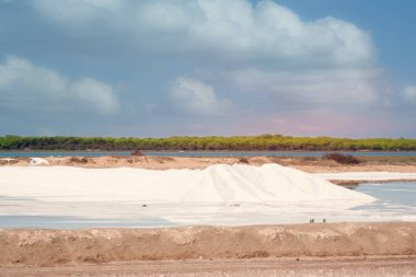 Tuz üretimi. Mavi gökyüzüne karşı tuz dağları.