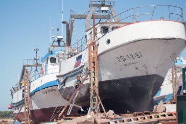 Gemiler, gövdenin sualtı bölümündeki kusurları gidermek için rıhtımdan geçiyor. İspanya, Sanlucar de Barrameda, Ekim 2019.