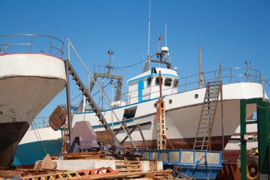 Gemiler, kaplamanın sualtı bölümündeki arızaları gidermek için rıhtımdan geçiriliyor..
