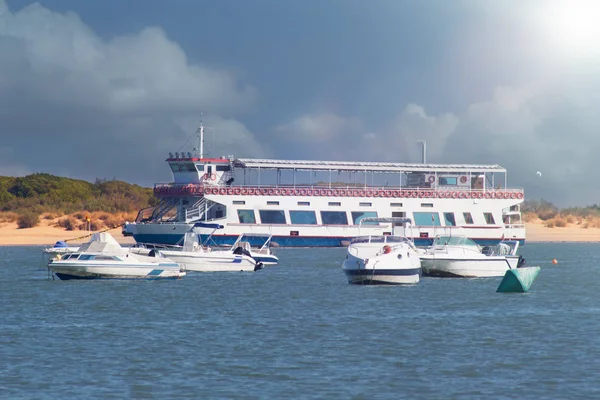 Passagierfähre Auf Dem Fluss Zwischen Den Booten — Stockfoto