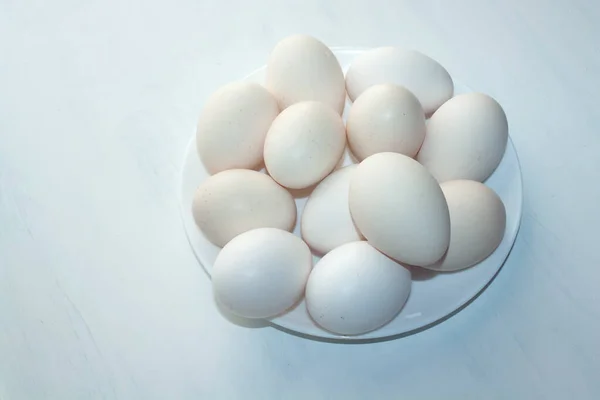 Enorme Witte Kippeneieren Gestapeld Een Witte Plaat Een Witte Achtergrond — Stockfoto