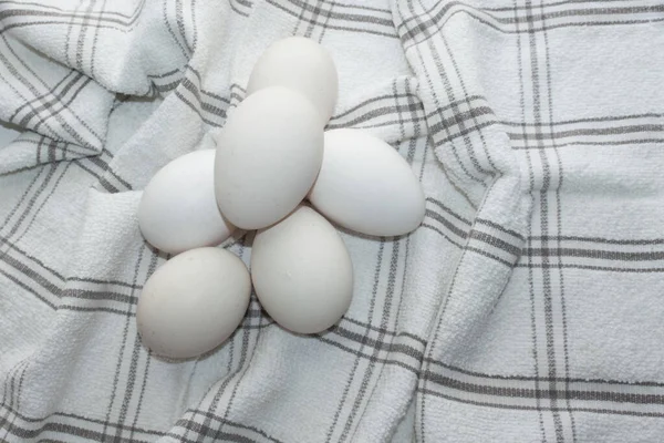 Diverse Reusachtige Witte Kippeneieren Een Witte Geruite Keukendoek — Stockfoto